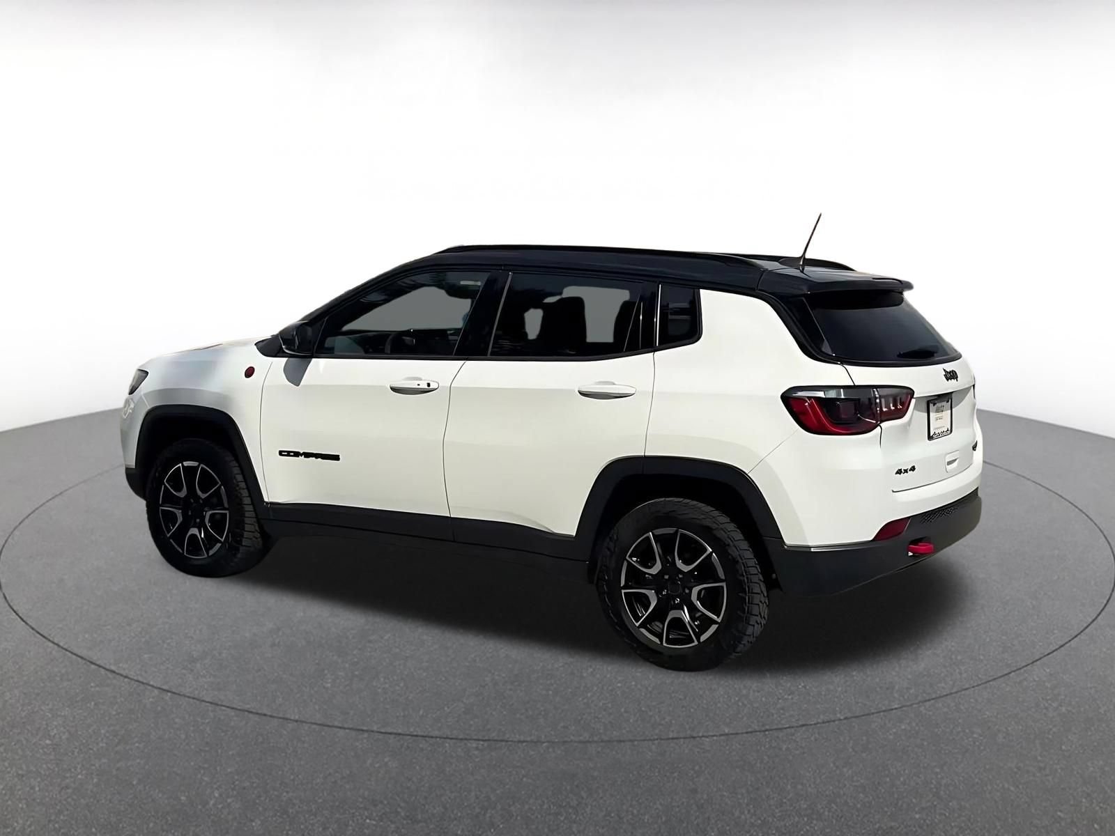 Used 2025 Jeep Compass Trailhawk AWD/4WD image 9