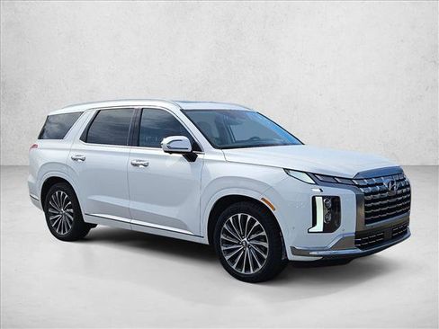 Used 2023 Hyundai Palisade Calligraphy image 2