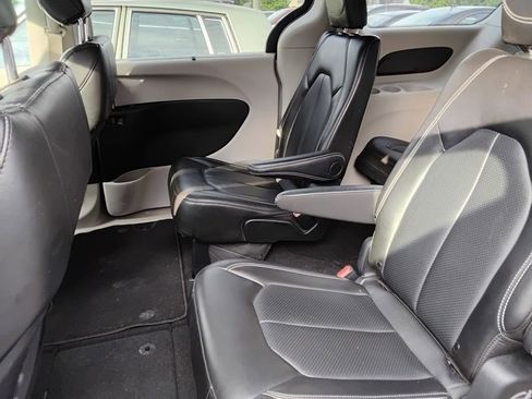 Used 2024 Chrysler Pacifica Touring-L FWD image 11