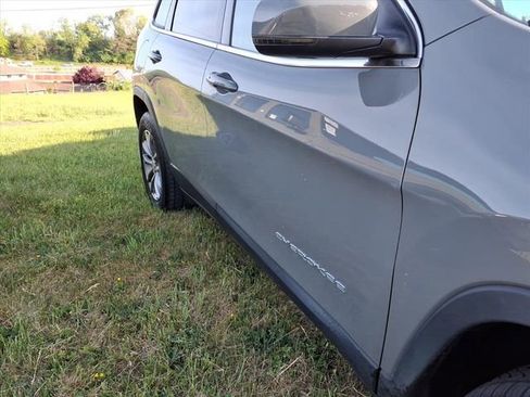 Used 2021 Jeep Cherokee Latitude Lux w/ Sun & Sound Group AWD/4WD image 5