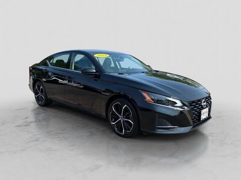 Used 2024 Nissan Altima 2.5 SR FWD image 3
