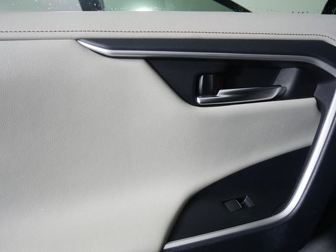 Used 2019 Toyota RAV4 Limited image 14