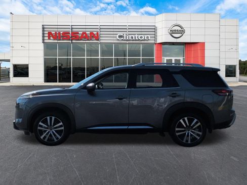Used 2025 Nissan Pathfinder Platinum FWD image 6