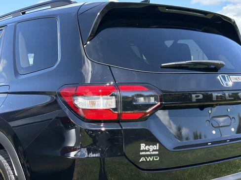 Used 2025 Honda Pilot Touring image 7