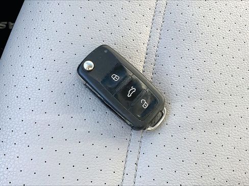 Used 2018 Volkswagen Passat 2.0T SE image 14