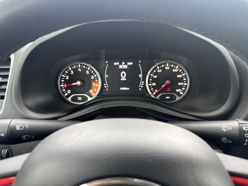 Used 2018 Jeep Renegade Latitude w/ Popular Equipment Group image 20