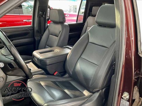Used 2023 Chevrolet Suburban LT w/ LT Signature Package image 5