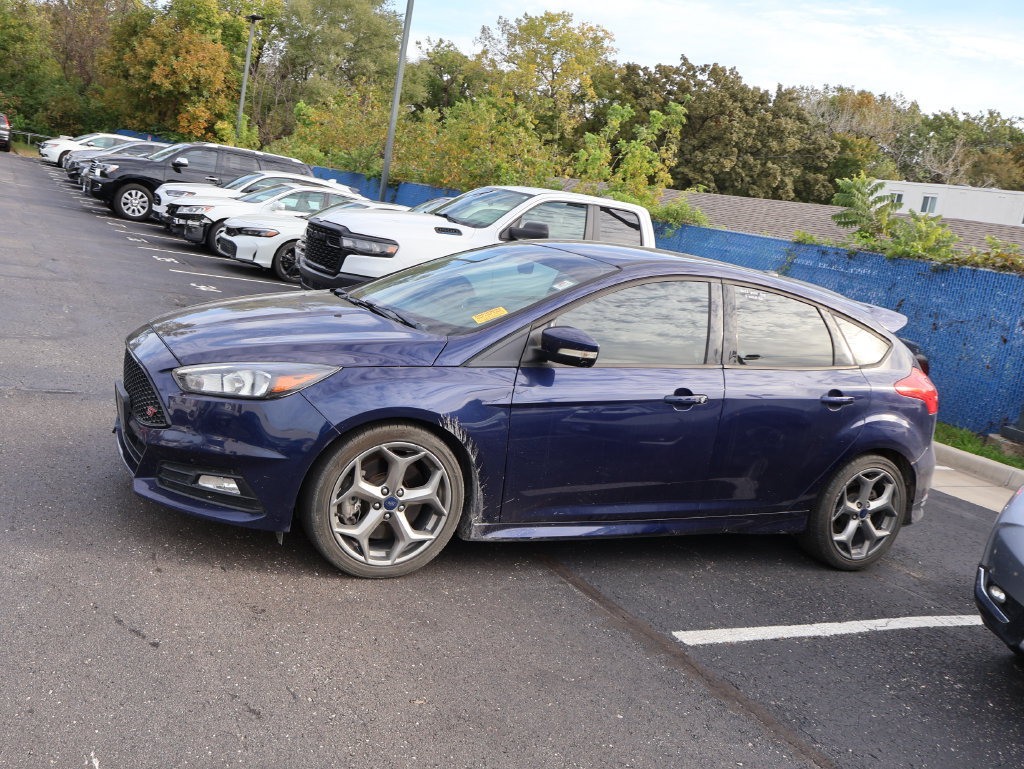 Used 2017 Ford Focus ST FWD image 4