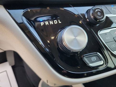 Certified 2024 Chrysler Pacifica Touring-L image 19