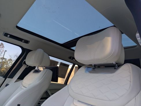 Used 2025 Land Rover Range Rover SV image 11