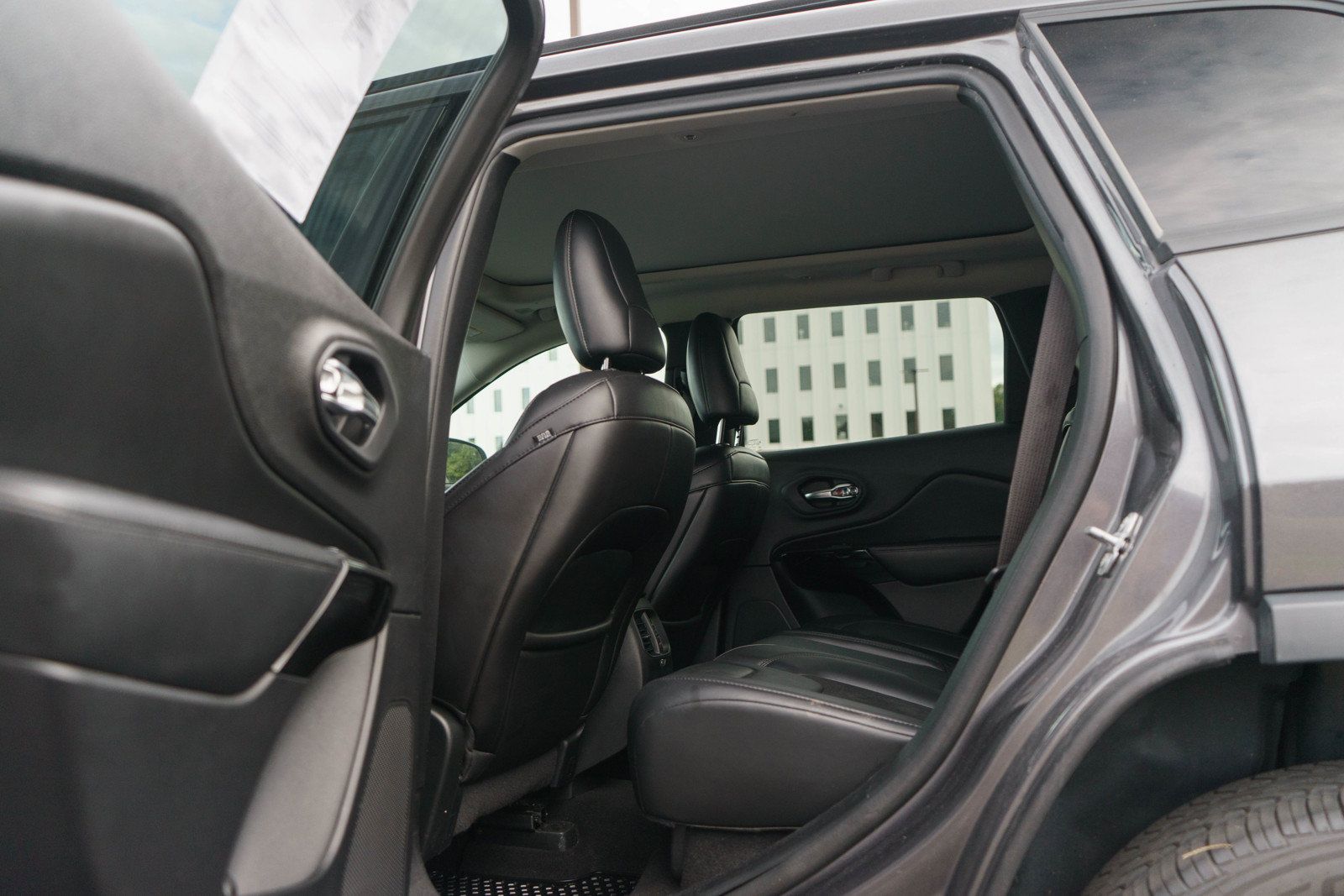 Used 2019 Jeep Cherokee Latitude Plus FWD image 14
