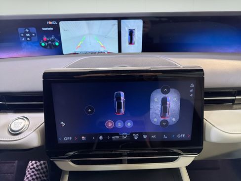 New 2026 Lincoln Nautilus Premier AWD/4WD image 18