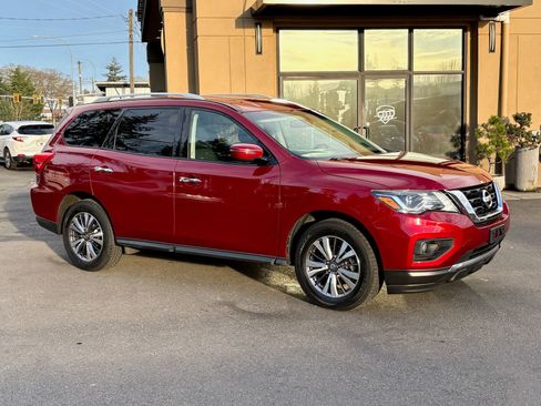 Used 2018 Nissan Pathfinder SV image 1