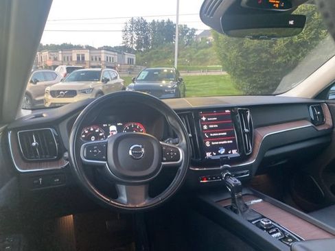 Used 2019 Volvo XC60 T6 Momentum w/ Multimedia Package AWD/4WD image 10