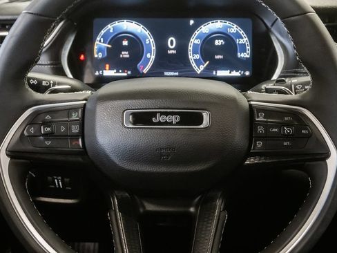 Used 2025 Jeep Grand Cherokee Laredo X w/ Luxury Tech Group I AWD/4WD image 15