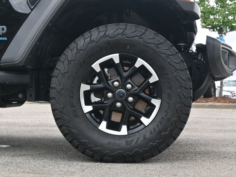 Used 2025 Jeep Wrangler Unlimited Rubicon 4xe w/ Convenience Group AWD/4WD image 13