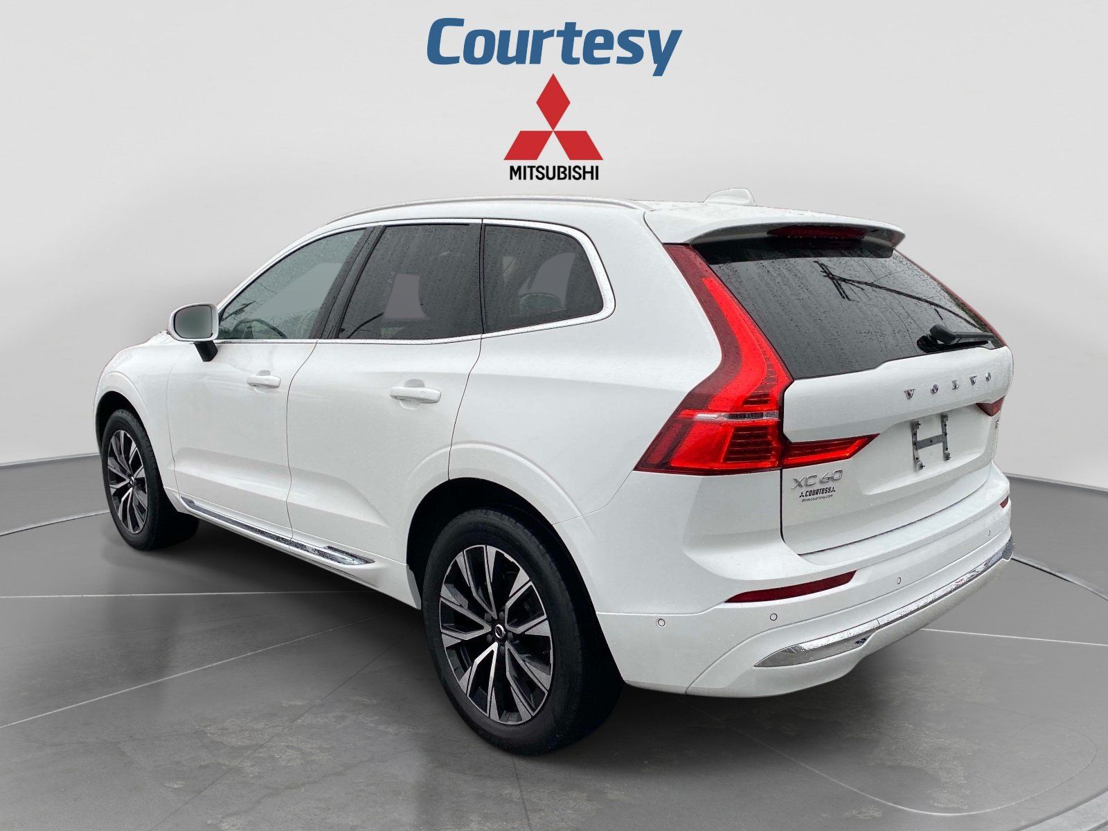 Used 2023 Volvo XC60 B5 Plus AWD/4WD image 3