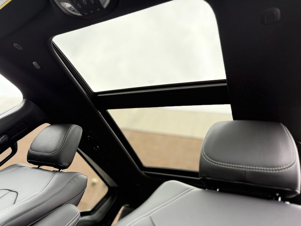 New 2026 Chrysler Pacifica Select AWD/4WD image 19