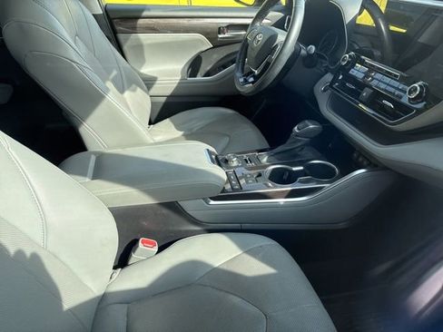 Used 2021 Toyota Highlander Limited image 8