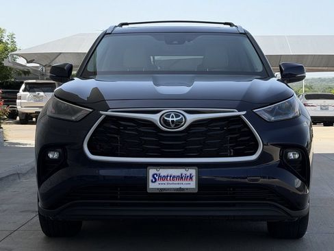 Used 2024 Toyota Highlander XLE FWD image 7