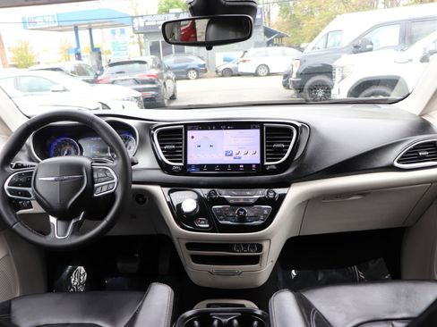 Used 2023 Chrysler Pacifica Touring-L image 18