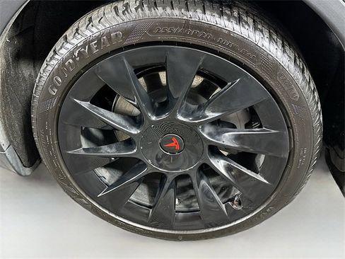 Used 2022 Tesla Model Y Long Range image 27