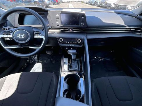 Certified 2025 Hyundai Elantra Hybrid FWD image 11