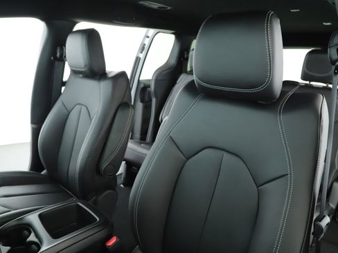New 2026 Chrysler Pacifica Select image 4