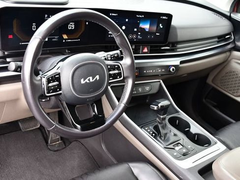 Used 2025 Kia Carnival FWD image 16