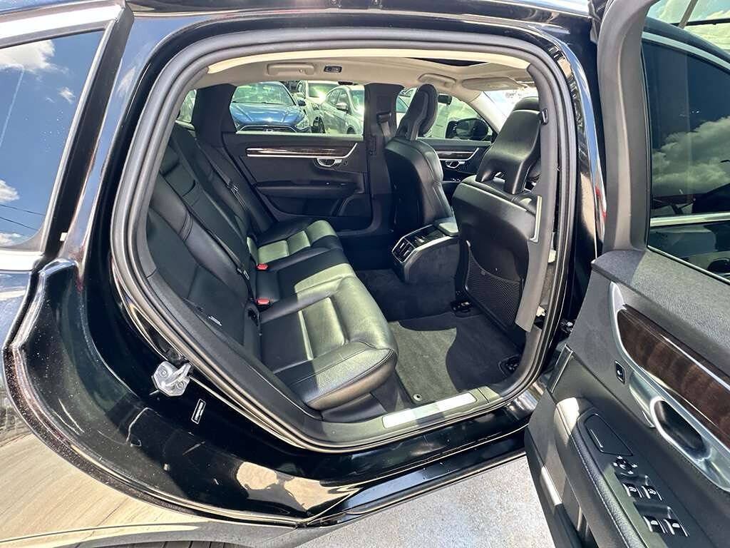 Used 2018 Volvo S90 T5 Momentum w/ Convenience Package FWD image 2