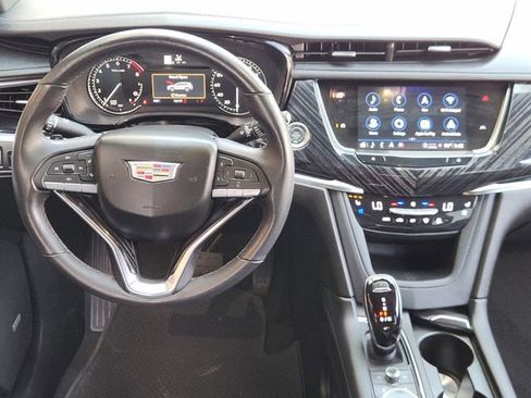 Used 2025 Cadillac XT6 Premium Luxury image 24