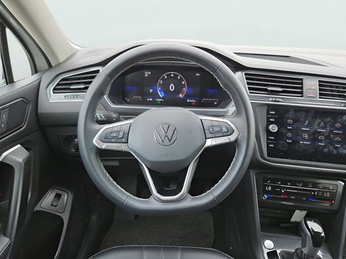Used 2024 Volkswagen Tiguan SE image 26