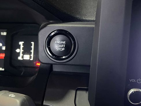Used 2025 Toyota Tacoma SR5 AWD/4WD image 31