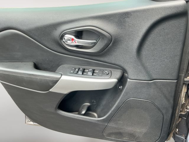 Used 2018 Jeep Cherokee Latitude Plus w/ Comfort/Convenience Group AWD/4WD image 11