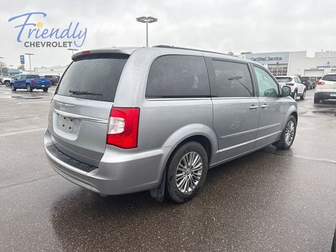Used 2014 Chrysler Town & Country Touring-L w/ Driver Convenience Group FWD image 3