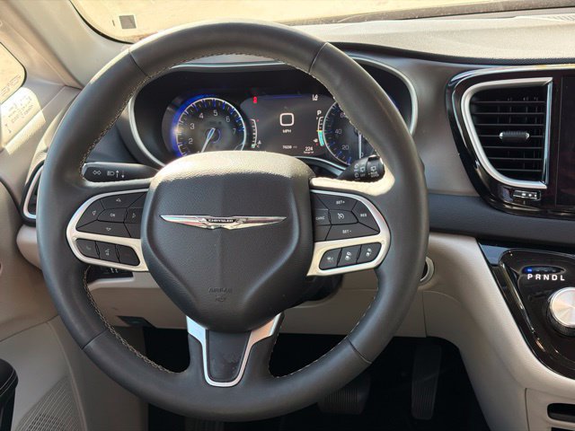 Used 2024 Chrysler Pacifica Touring-L FWD image 20