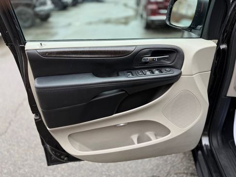 Used 2019 Dodge Grand Caravan SE w/ UConnect Hands-Free Group FWD image 18