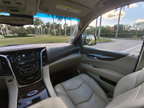 Used 2016 Cadillac Escalade Luxury AWD/4WD image 26