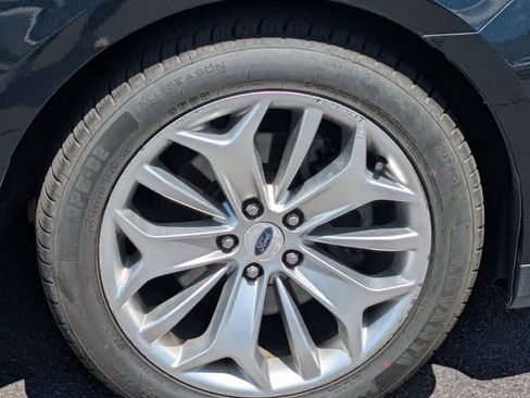 Used 2015 Ford Taurus Limited FWD image 11