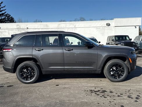 New 2026 Jeep Grand Cherokee Laredo image 6