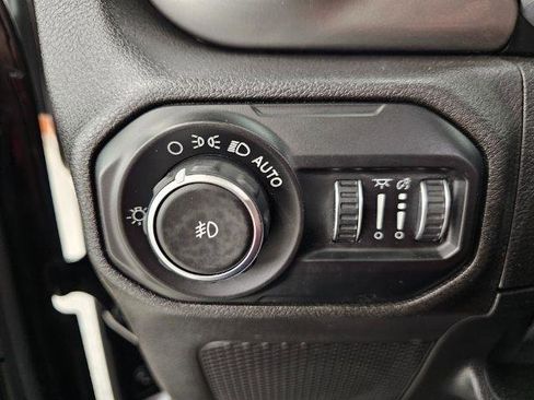 Used 2020 Jeep Wrangler Unlimited Sahara image 14