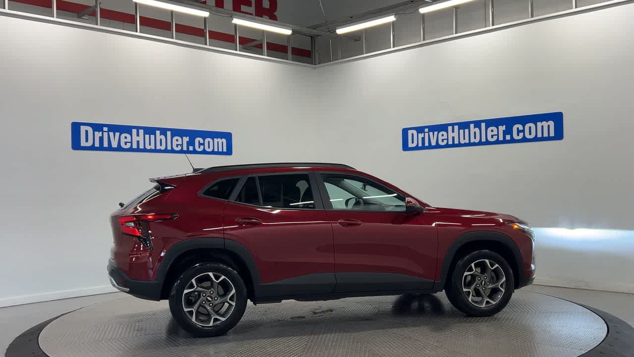 Used 2025 Chevrolet Trax LT FWD image 3