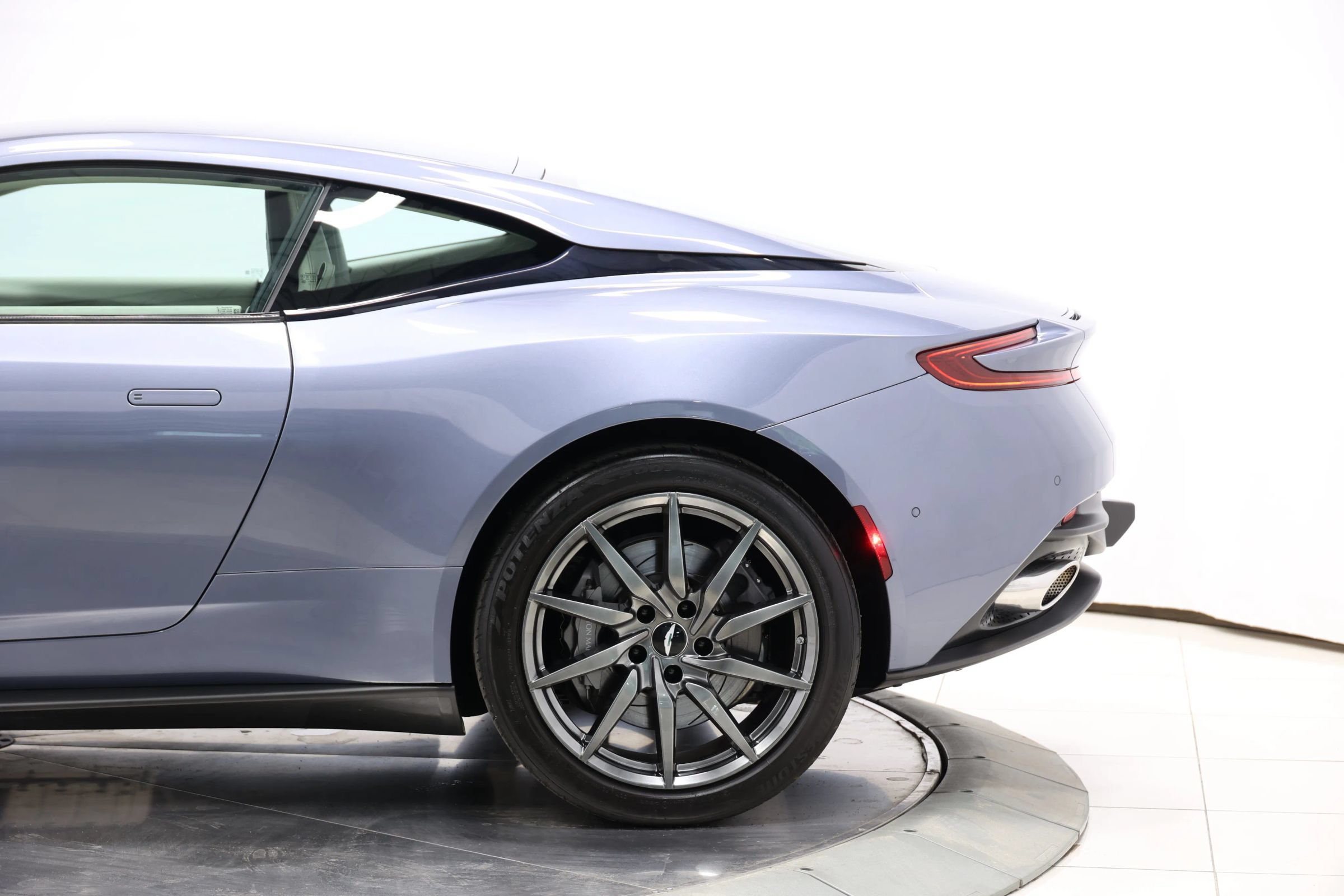 Used 2019 Aston Martin DB11 Coupe RWD image 11