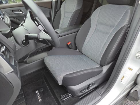 Used 2023 Nissan Rogue SV FWD image 23