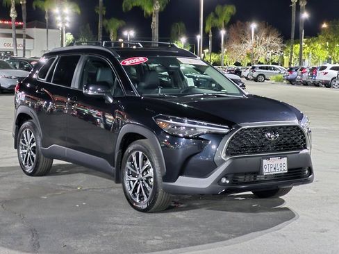 Used 2025 Toyota Corolla Cross XLE image 3