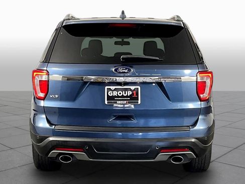 Used 2018 Ford Explorer XLT image 5