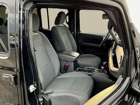 Used 2024 Jeep Wrangler Sahara image 7