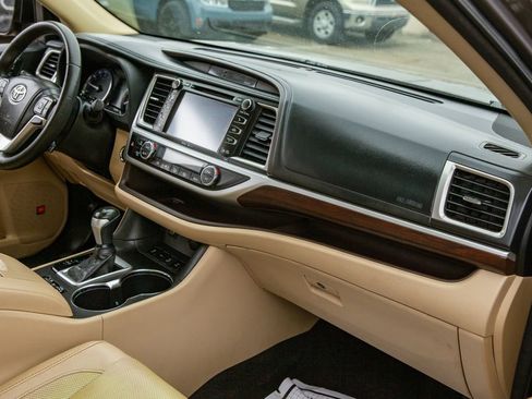 Used 2015 Toyota Highlander Limited w/ Driver Technology Package AWD/4WD image 11