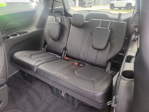 Used 2026 Chrysler Pacifica Select FWD image 14