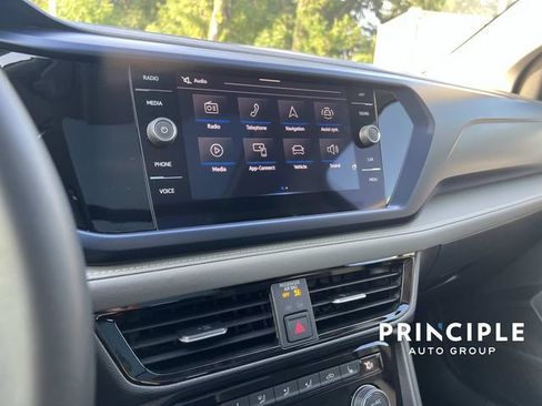 Used 2024 Volkswagen Taos SE w/ Panoramic Sunroof Package FWD image 23